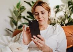 एक्स की फोटो लाइक करना और कलीग से फ्लर्ट करना क्यों है रेड फ्लैग?