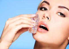 बरसात में चेहरे पर Ice Cube का इस्तेमाल कितना सही? जानें क्या कहते हैं Experts
