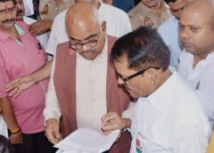 पूर्व प्रधानमंत्री की प्रतिमा के मुख्य द्वार पर हो रहे अवैध निर्माण को लेकर कांग्रेसियों ने कड़ा विरोध जताया