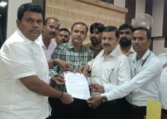 ऑल इंडिया संपादक संघ के पदाधिकारियों व  पत्रकारों ने राष्ट्रपति व प्रधानमंत्री के नाम संबोधित ज्ञापन जिलाधिकारी को सौंपा